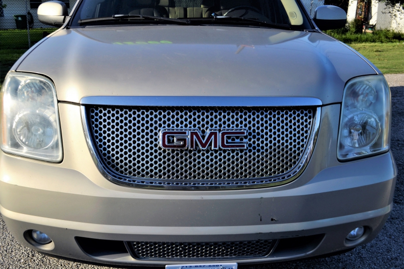 concession-auto-LA TOUR-min_gmc-yukon-truck-grill-2828425